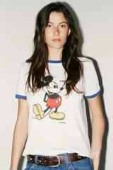 Camiseta blanca de algodón con cuello redondo y mangas cortas con ribete azul. Estampado frontal de Mickey Mouse y texto 'California'.