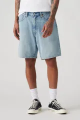 Bermuda de jean celeste de corte amplio, con bolsillos delanteros y traseros.