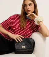 Remera de mangas cortas con cuello redondo contrastante y rayas horizontales rojas y blancas.