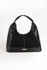 Cartera tipo hobo color bordó, con asa fija, confeccionada en símil cuero y gamuza.