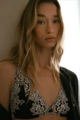 Soutien negro de encaje con copas triangulares y breteles finos regulables.