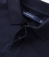 Buzo de algodón color azul marino, de manga larga y cuello polo con botones. Presenta puños y bajo ajustados.