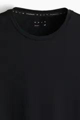 Remera deportiva de manga corta, color negro, con cuello redondo. Confeccionada en tejido de malla funcional con tecnología DryMove™ que absorbe el sudor.