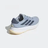 Championes de running Adidas Supernova Ease, color celeste con detalles en azul marino y blanco.