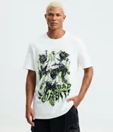 Remera masculina de algodón color blanco, con cuello redondo y mangas cortas. Presenta un estampado frontal de ratones con ojos verdes y la frase "Bad Habits" en verde neón.