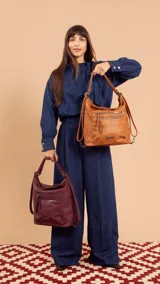 Cartera de simil cuero color marrón claro, con opción de uso como mochila, con diseño práctico, bolsillo al frente y atrás para fácil acceso. División interna en el medio para organizar tus pertenencias, ideal para uso diario, compacta y funcional.