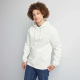 Buzo blanco con capucha, de corte cómodo y diseño clásico.