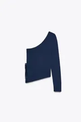 Jersey azul marino de punto con escote asimétrico y manga larga. Bajo asimétrico con aplicación de lentejuelas.