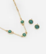 Conjunto de collar y aros dorados con lunares de resina color turquesa.