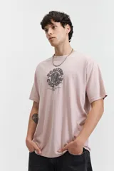 Remera de manga corta color rosa pálido con estampado circular en el frente.