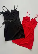 Vestido ajustado de crep con tiras regulables y cierre lateral, disponible en rojo y negro.