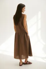 Vestido midi azul marino, de corte suelto, con escote en V y breteles anchos.