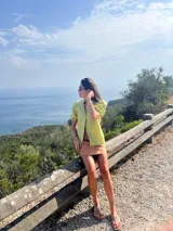 Camisa color verde lima de lino, con mangas cortas abullonadas y botones al frente.