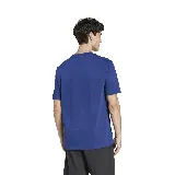 Remera azul de hombre, marca Adidas, con logo pequeño estampado en el pecho.