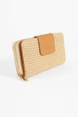 Billetera beige de rafia con cierre de cremallera y solapa marrón con el logo de la marca.