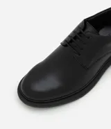 Zapato masculino estilo Oxford, color negro, con punta redonda y cierre de cordones. Posee suela robusta de goma.
