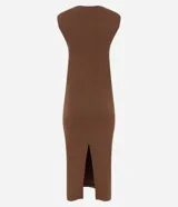 Vestido midi de tejido rib color marrón, con escote canoa y manga corta. Presenta un corte recto que entalla la silueta, confeccionado en una mezcla de algodón y elastano para mayor comodidad y flexibilidad.