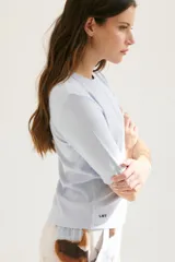 Remera celeste de corte recto y mangas cortas.