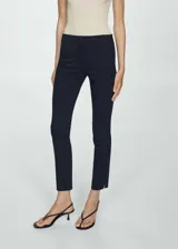 Pantalón cigarette negro con corte a la altura del tobillo y aberturas laterales.