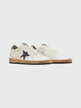 Championes Golden Goose modelo Ball Star, color blanco con detalles en azul y suela marrón.