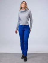 Pantalón de gabardina elastizada color marrón claro, marca Zac & Rachel, corte slim, con pretina con pasadores, botón y cierre. Delantera con tres bolsillos y trasera con bolsillos ojal.