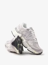 Championes New Balance modelo 9060 Truffle Salt, con diseño de inspiración Y2K. Confeccionados en una combinación de gamuza y malla en tonos lila y gris, presentan una entresuela esculpida con amortiguación ABZORB y SBS para mayor confort.