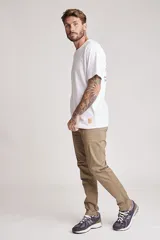 Pantalón chino color beige, de corte recto y tiro medio, con bolsillos laterales y traseros.