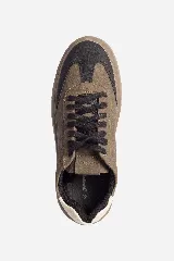 Zapatillas urbanas blancas con detalles en cuero color crema y talón en cuero verde oscuro.