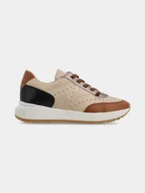 Zapatillas urbanas Walk Flex para mujer, color beige con detalles en marrón y negro. Presentan cordones marrones, perforaciones decorativas y suela gruesa con textura.