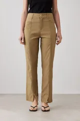 Pantalón recto color verde oliva con bolsillos laterales y tajos en el ruedo.