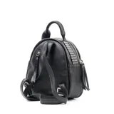 Mochila pequeña negra de cuero con tachas plateadas en el bolsillo frontal. Tiene asa de mano y correas regulables.