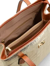 Cartera tipo tote confeccionada en cuero color crema, con asas de mano color marrón. Presenta logo metálico dorado en el frente, cierre central, división interna con cierre, bolsillo interior con cierre y bolsillo exterior con cierre. Forro textil.