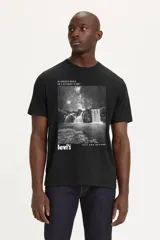 Remera negra de corte clásico con estampa rectangular frontal con imagen de cascada y cielo estrellado. Incluye texto en blanco con el logo de Levi's y la frase "1873 and beyond".