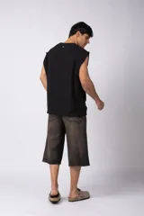 Musculosa oversize color crudo, tejida en lino con textura marcada y terminaciones deshilachadas.