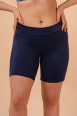 Short de baño largo azul marino, con pretina y confeccionado con tela que contiene fibra LYCRA® XTRA LIFE™ con protección UV fps 50+.