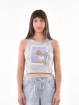 Musculosa gris con estampado de una escena de playa con una palmera y el texto "Sunshine Surf".