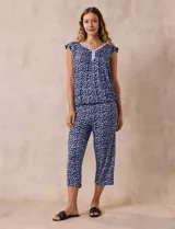 Conjunto de pijama marca René Rofé, compuesto por remera de tejido soft estampado con escote en V y botones, y pantalón capri con cintura elastizada.