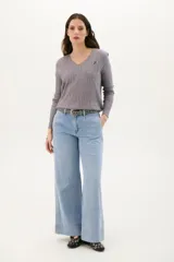 Sweater de punto color gris con escote en V y logo bordado en el pecho.