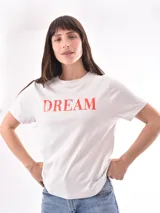 Remera rosa con estampado de labios rojos y texto con tipografía retro.