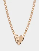 Collar corto dorado con cadena de eslabones gruesos y dije de corazón de metal.