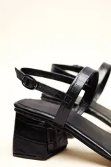 Sandalias marrones de cuero vacuno con textura tipo reptil, dos tiras y taco bloque de 4 cm.