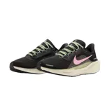 Championes de running Nike Pegasus 41, color negro con detalles en rosa y verde.