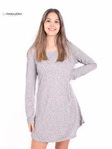 Camisón corto gris con estampado de lunares rojos, de manga larga y cuello redondo.