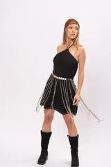 Vestido corto negro de algodón con cuello halter y espalda descubierta.