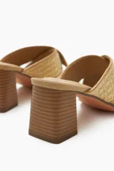 Sandalia color beige con tiras cruzadas de rafia y taco cuadrado de madera.