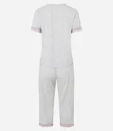 Conjunto de pijama gris claro melange, compuesto por una blusa de manga corta con botones y un pantalón capri con cintura elástica. Ambas prendas tienen detalles de encaje rosa.