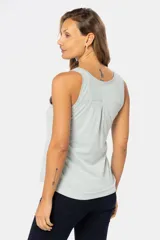 Musculosa negra con escote cuadrado, breteles anchos y bolsillo de parche en el pecho.