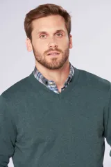 Sweater negro de tejido de hilo liviano 100% algodón, con cuello en V y logo bordado en el pecho.