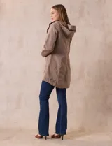 Campera impermeable color beige, marca Weatherproof, con capucha desmontable, cierre central oculto con botones a presión, bolsillos laterales con cierre y corte a la altura de la cadera.