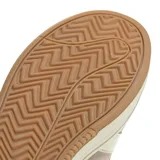 Championes Adidas de mujer, modelo Grand Court Alpha 00s, color rosa pálido con las tres franjas características en blanco. Presentan una capellada de piel sintética, forro textil y mediasuela Cloudfoam, con suela de caucho.